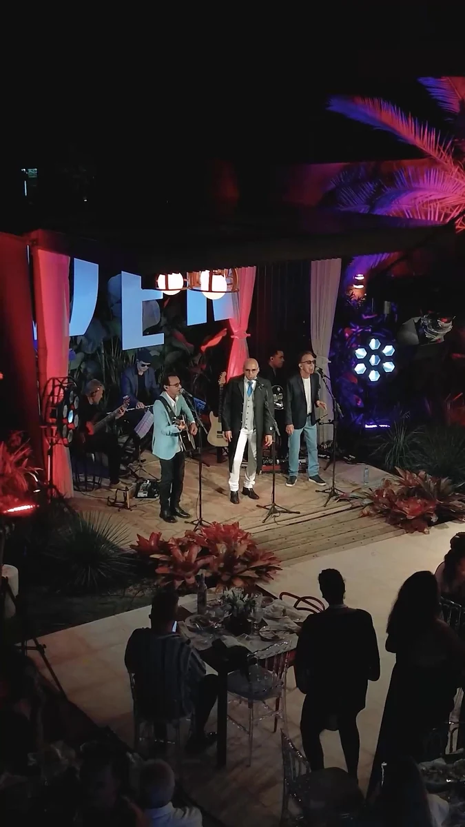 Show do Grupo WER com público em uma celebração