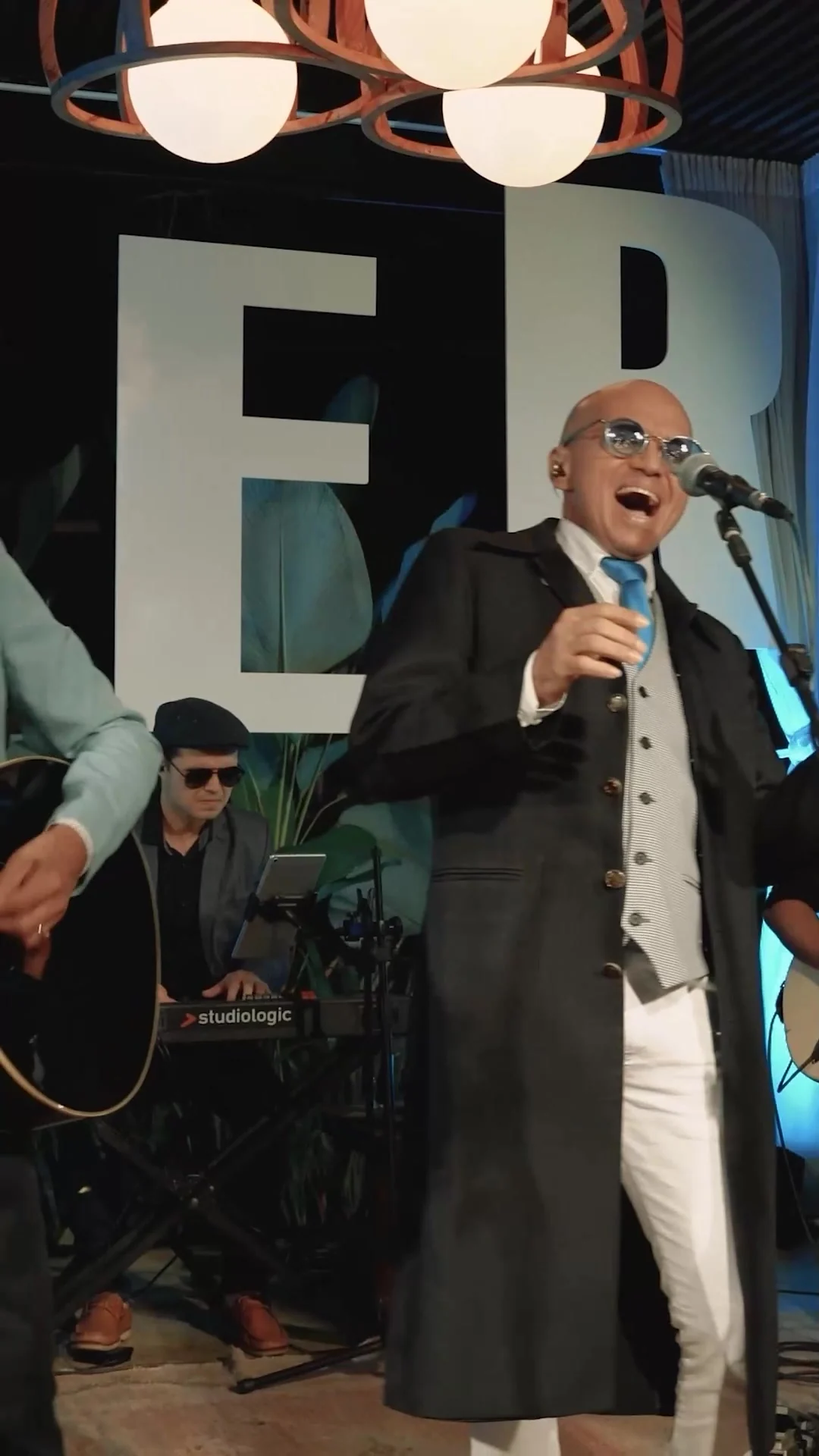 Grupo WER interpretando Bee Gees ao vivo